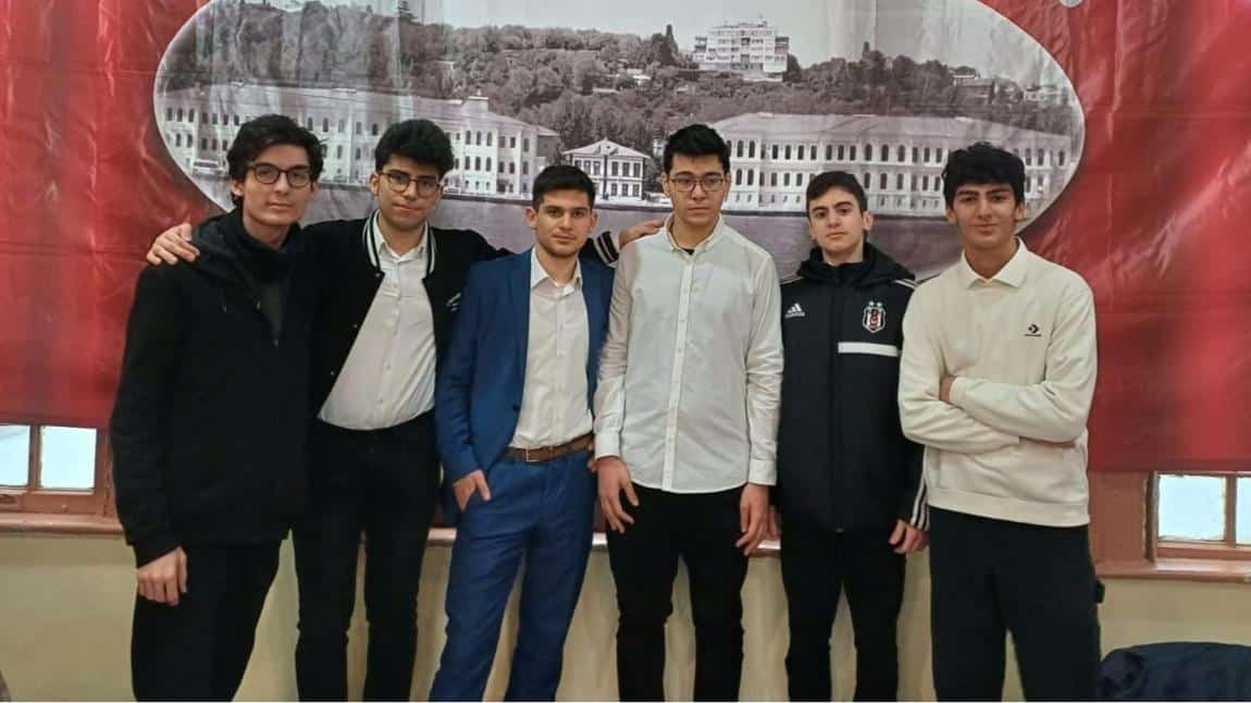 Kabataş Erkek Lisesi 6. Liseler Arası Takım Satranç Turnuvasında okulumuzu temsil etmişlerdir. 12 F sınıfından Ahmet Furkan Demiray,kendi masasında 6 maçın 6 sını da kazanıp masa 1. si ödülünü almıştır.