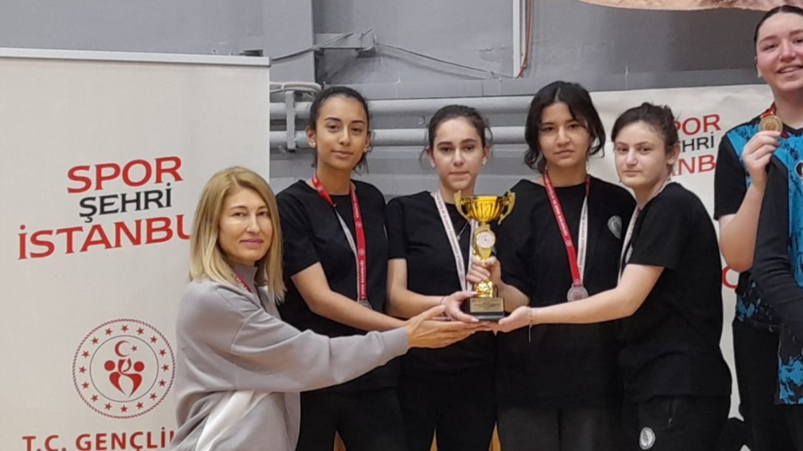 Okulumuz Spor Kulübü Masa Tenisi  Kız Takımı  ,   2023-2024 Petrol Ofisi Okul Kulüpleri Ligi Masa Tenisi Lise Kızlar  İstanbul 2.si olmuştur 